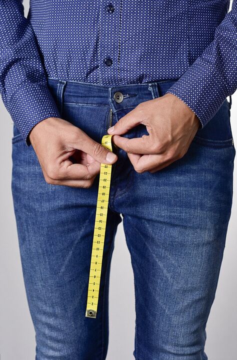 medir el pene de un hombre con un centímetro