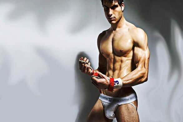 hombre sexy que agrandó su pene rápidamente