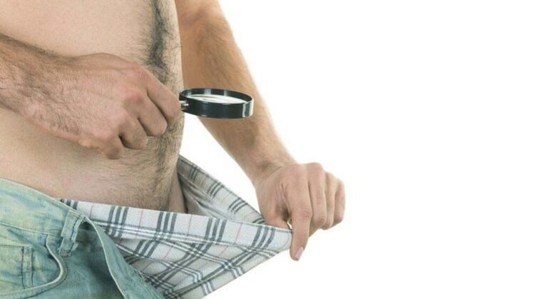 un hombre mira dentro de sus calzoncillos y piensa en agrandar el pene con refresco